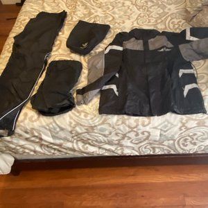 Men's size Large Harley Davidson Rain suite